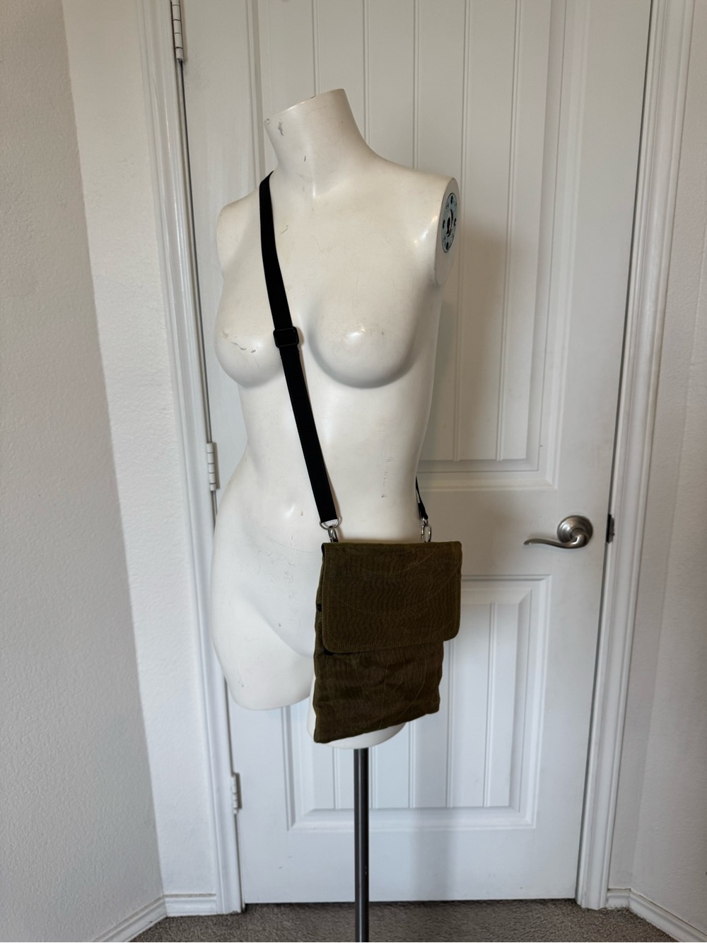 Crossbody Fold-Over Utility Bag in Olive Green by Smateria